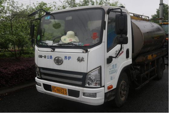 瀝青灑布車(chē)