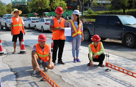 2018年8月，G220試驗(yàn)路段交工驗(yàn)收，測(cè)量彎沉評(píng)估路面的整體強(qiáng)度