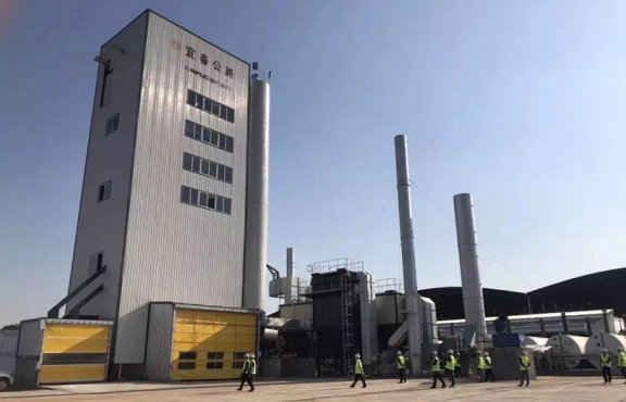 2018年10月12日，來(lái)自全國(guó)各地的筑養(yǎng)路行業(yè)專家、高?？蒲袑W(xué)者等150余人，蒞臨豐城綜合養(yǎng)護(hù)中心，現(xiàn)場(chǎng)觀摩全環(huán)保瀝青攪拌設(shè)備及各類環(huán)保裝置。