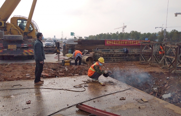 嚴(yán)抓復(fù)工后的疫情防控工作。圖為2020年2月24日樟樹(shù)葛玄路臺(tái)埠中橋便道鋼便橋施工現(xiàn)場(chǎng)